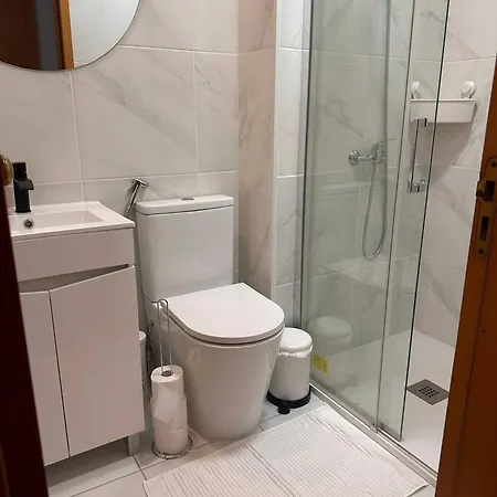 In Guest - Private Bathroom 2b *